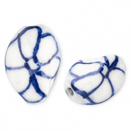 Kralen keramiek twisted met bloem Off white-Delft blue